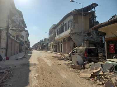 <p><strong>8.</strong> Antakya tarihî kent merkezindeki sivil mimarlık  örneklerinin depremden aldığı hasarlardan bir görünüm <br /> 	Fotoğraf: K. Güler</p>